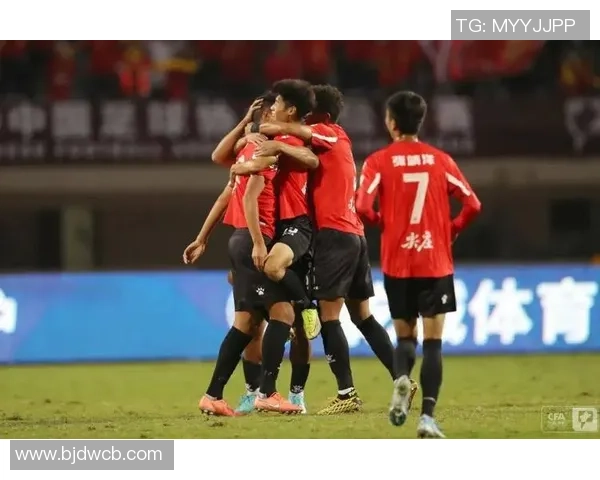 成都网球队以82分领跑大师赛积分榜展现强劲实力与团队合作精神