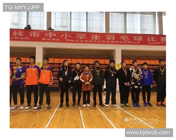 成都羽毛球队与杭州羽毛球队赛后复盘分析两队节奏与战术对比